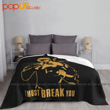 Couverture Ivan Drago drapé sur lit