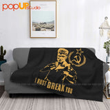 Couverture Ivan Drago drapé sur canapé