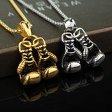 Pendentif gants de boxe argent exposé à la bijouterie