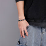 Bracelet gants de boxe, porté par un adepte