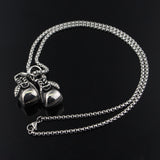 Pendentif gants de boxe argent, collier sur table