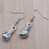 Boucle d'oreille gant de boxe, posé sur table