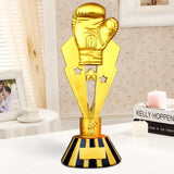 Trophée boxe constituté d'un gant de boxe sur une statue étoilée en plaqué or