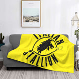 Décoration boxe couverture Italian Stallion, déployée sur un canapé