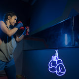Gants de boxe lumineux accroché sur mur du salon