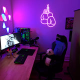 Gants de boxe lumineux accrochés sur mur chambre