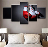 Tableau boxe, gants de boxe rouge suspendus dans chambre