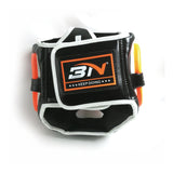 Casques de boxe orange, vue arrière