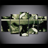 Tableau boxe 5 pièces gants de boxe dans armoire de rangement à la salle d'entrainement (vue du tableau uniquement)