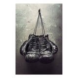 Tableau boxe gants de boxe en noir et blanc affichée dans salon vierge