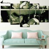 Tableau boxe 5 pièces gants de boxe dans armoire de rangement à la salle d'entrainement