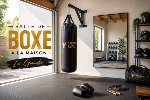 Garage aménagé en salle de boxe : sac de frappe Esprit Boxe suspendu à une potence murale, dalles de sol emboîtables, miroir mural, gants et corde à sauter