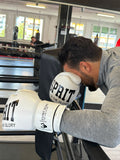 Le champion Suisse poids Lourd utilise des gants esprit boxe