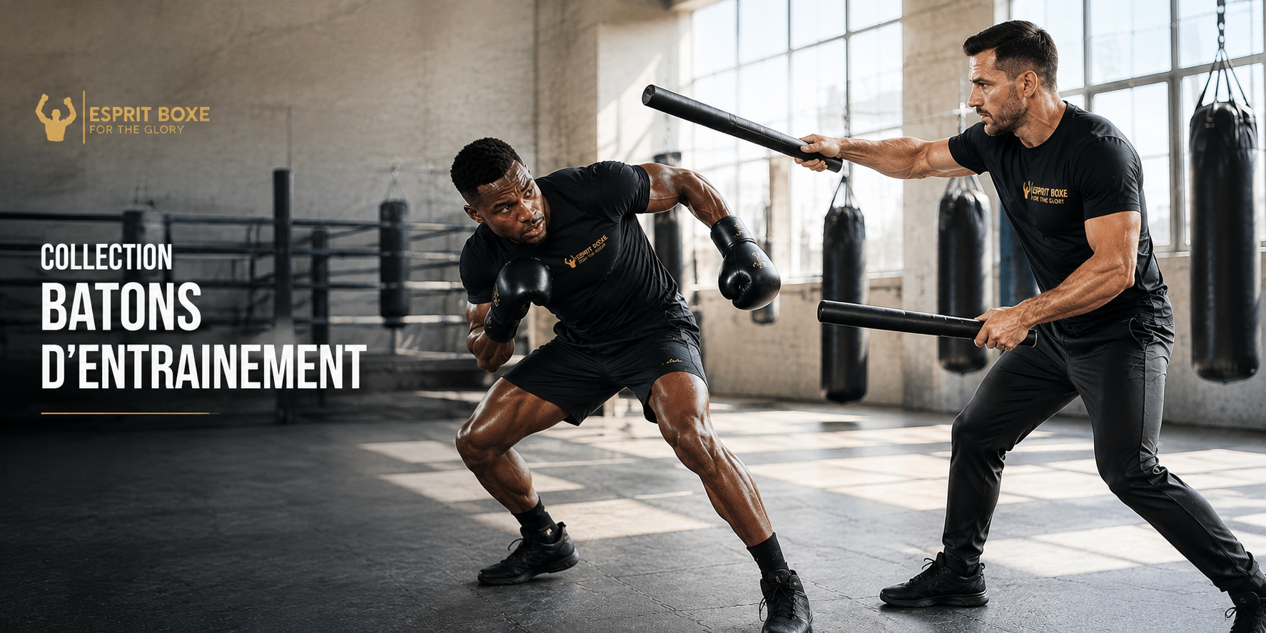 Collection bâtons d'entraînement boxe Esprit Boxe : coach en t-shirt noir logo doré tendant deux bâtons rembourrés noirs vers un boxeur en garde, gants noirs, dans une salle aux sacs de frappe et ring