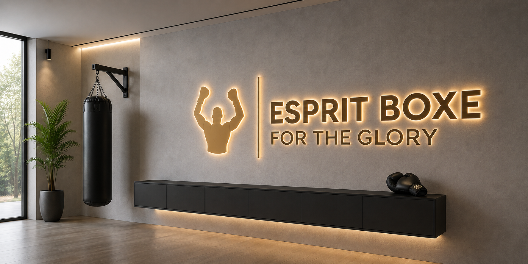 Collection luminaires de boxe Esprit Boxe : enseigne lumineuse dorée du logo For the Glory rétroéclairée sur un mur de home-gym, avec sac de frappe suspendu à sa potence murale et gants de boxe noirs