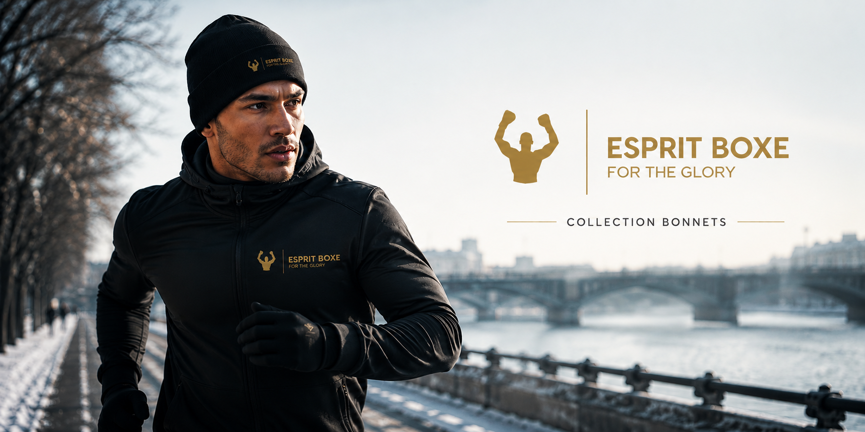 Collection bonnets de boxe Esprit Boxe : homme en bonnet noir à revers et logo doré For the Glory, veste zippée noire à capuche et gants, courant sur un quai enneigé au bord d'un fleuve