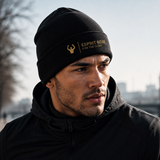 bonnet premium porté par un sportif courant en hiver