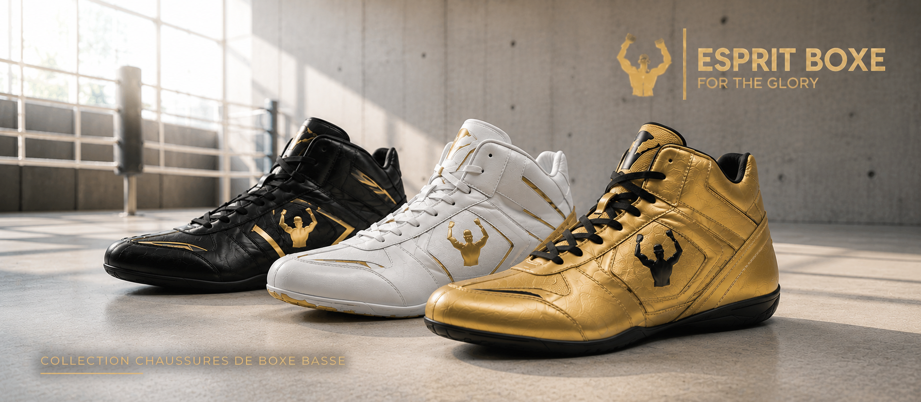 Collection chaussures de boxe basses Esprit Boxe : trois chaussures à tige basse sous la cheville, noire, blanche et dorée, logo doré For the Glory sur le côté, semelle fine, posées au sol devant un ring