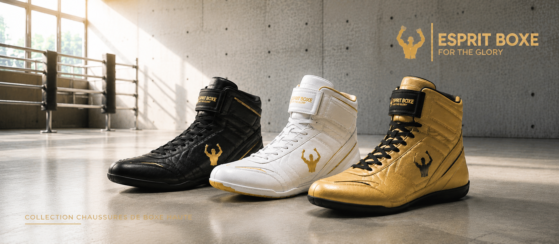 Collection chaussures de boxe montantes Esprit Boxe : trois chaussures à tige haute lacée et sangle de cheville marquée ESPRIT BOXE, noire, blanche et dorée, logo doré For the Glory, dans une salle avec ring