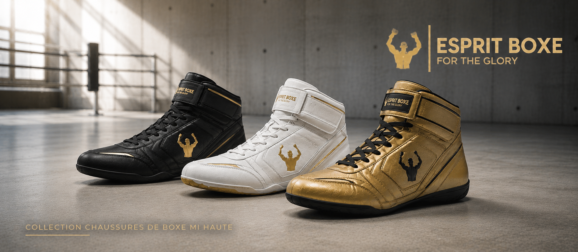 Collection chaussures de boxe mi-hautes Esprit Boxe : trois chaussures à tige montante et sangle auto-agrippante marquée ESPRIT BOXE, noire, blanche et dorée, logo doré For the Glory, devant un ring