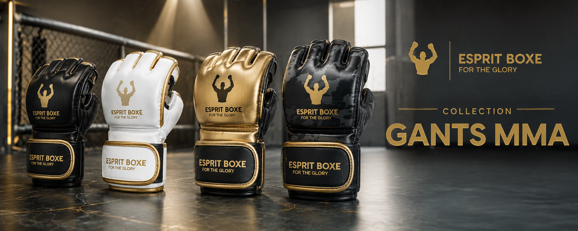 Collection gants de MMA Esprit Boxe : quatre gants à doigts ouverts noir, blanc, doré et camouflage noir, logo doré For the Glory sur le dos de main et large bande auto-agrippante marquée ESPRIT BOXE, devant le grillage d'une cage