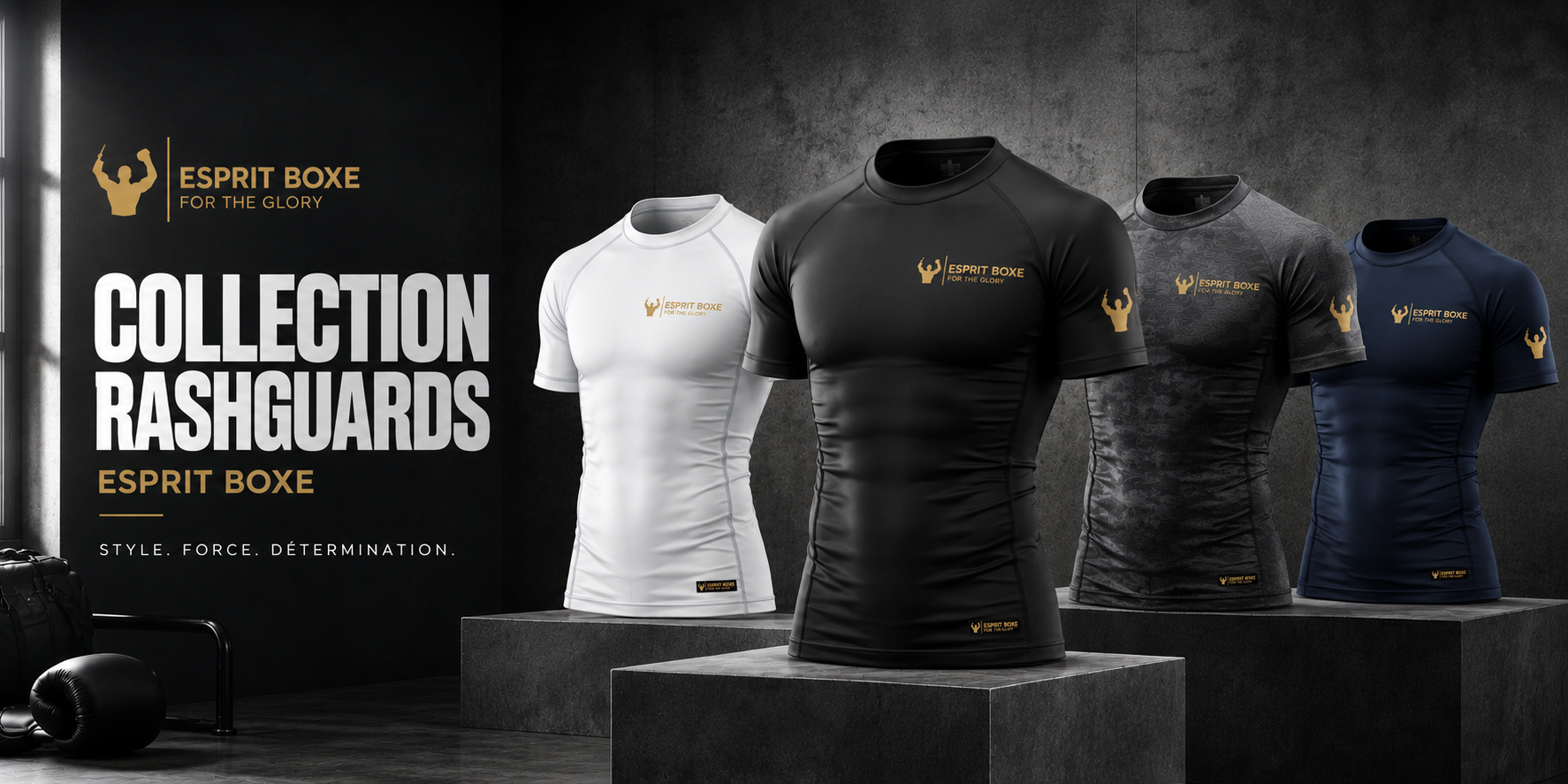 Collection rashguards Esprit Boxe : quatre maillots de compression manches courtes blanc, noir, gris camouflage et bleu marine à logo doré For the Glory, alignés sur des socles béton dans une salle de boxe