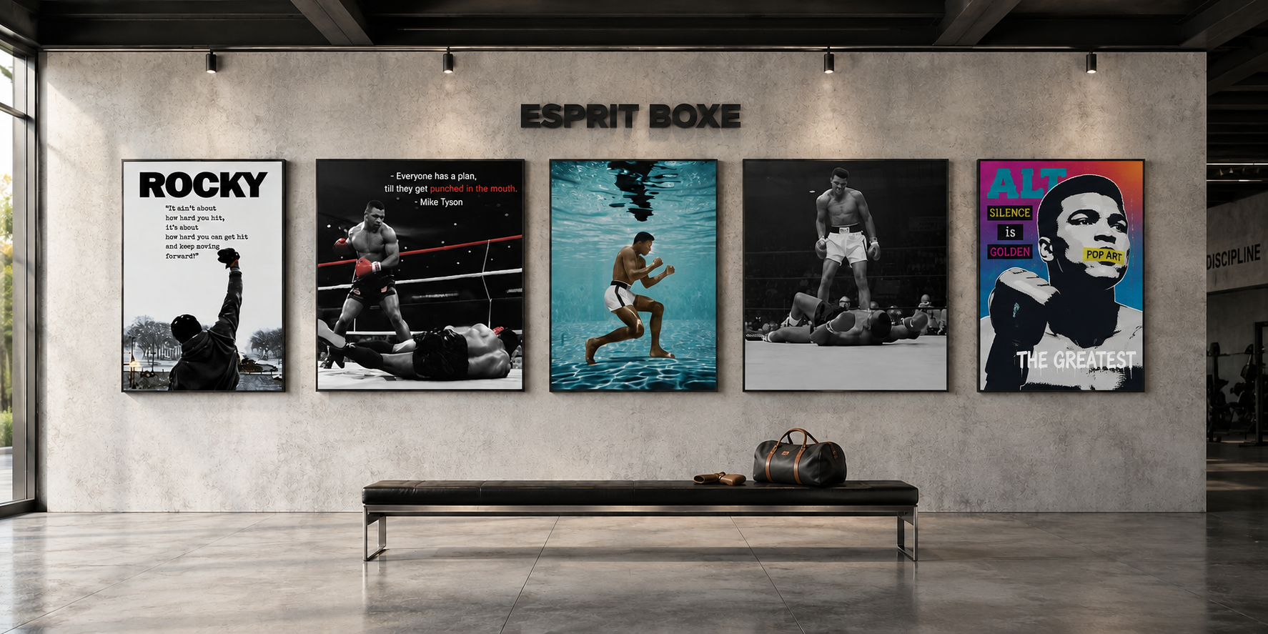 Collection tableaux de boxe Esprit Boxe : cinq toiles encadrees sur un mur de beton, affiche Rocky, citation Mike Tyson, Mohamed Ali sous l'eau, Ali debout au-dessus de Liston et portrait pop art The Greatest