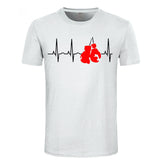 T-shirt boxe blanc, tracé de battement de cœur noir et paire de gants de boxe rouges