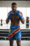Boxeur s'entrainant avec les gants de boxe, le short et le protège dents aux couleurs du CONGO