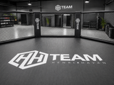 Cage MMA au sol, premium, pour le club de prestige team HH. Vue depuis l'intérieur de la cage.