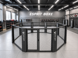 Cage MMA au sol, premium, placée dans une salle d'entrainement MMA