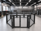 Cage MMA octogonale pliable Esprit Boxe dépliée dans une salle, panneau à porte et roulettes