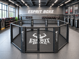 Cage MMA au sol avec tapis de sol. Cage MMA placée dans un espace d'entrainement premium