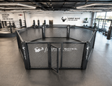 Cage MMA hexagonale au sol dans un club premium