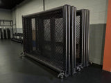 Cage MMA pliée le long d'un mur : gain de place