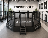 Cage MMA d'entrainement sur podium, placée dans une salle MMA.