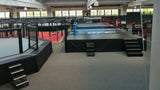 Ring de boxe (sur podium) dans salle de sport