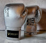 Gants de boxe Esprit Boxe 2.0 silver vintage patiné, étiquette tissée noir et or cousue sur le velcro