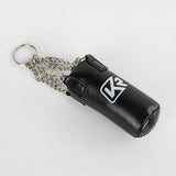 Porte-clés mini sac de frappe noir avec pattes de cuir et quatre chaînettes de suspension