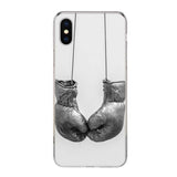 Coque iPhone à gants de boxe gris vintage suspendus par les lacets sur fond blanc
