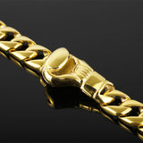 Gros plan sur le maillon gant de boxe du bracelet, finition or