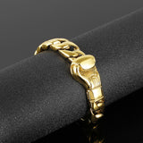 Bracelet gant de boxe or présenté en vitrine de bijoutier