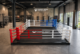 Ring de boxe autoportant dans une salle de sport luxueuse