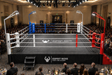 Ring de boxe de compétition avec éclairage candélabre dans un auditorium élégant