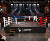 Ring de boxe de compétiion officiel, placé au milieu d'une salle de gala de boxe
