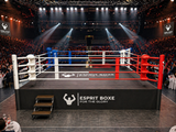 Ring de boxe de compétition officiel, placé au milieu d'une salle de gala de boxe