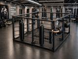 Ring de boxe multifonction au milieu d'une salle de sport