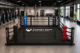 Ring de boxe pliable Esprit Boxe déployé dans une salle, coins rouge et bleu