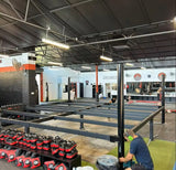 Ring de competition, pose de la structure métallique sans boulons