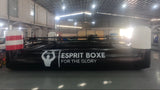 Ring de boxe gonflable Esprit Boxe noir en location, totems d'angle rouge et bleu